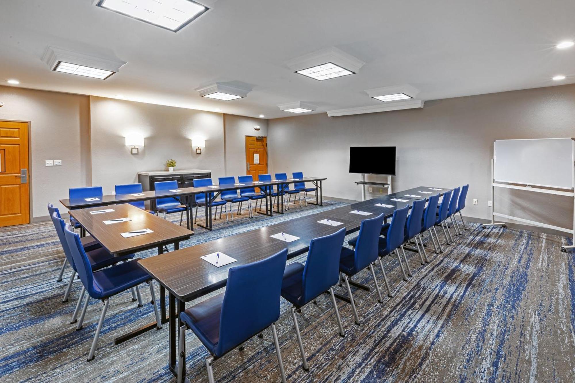 Express & Tulsa S Hwy 51 By Ihg Hotel 3*
