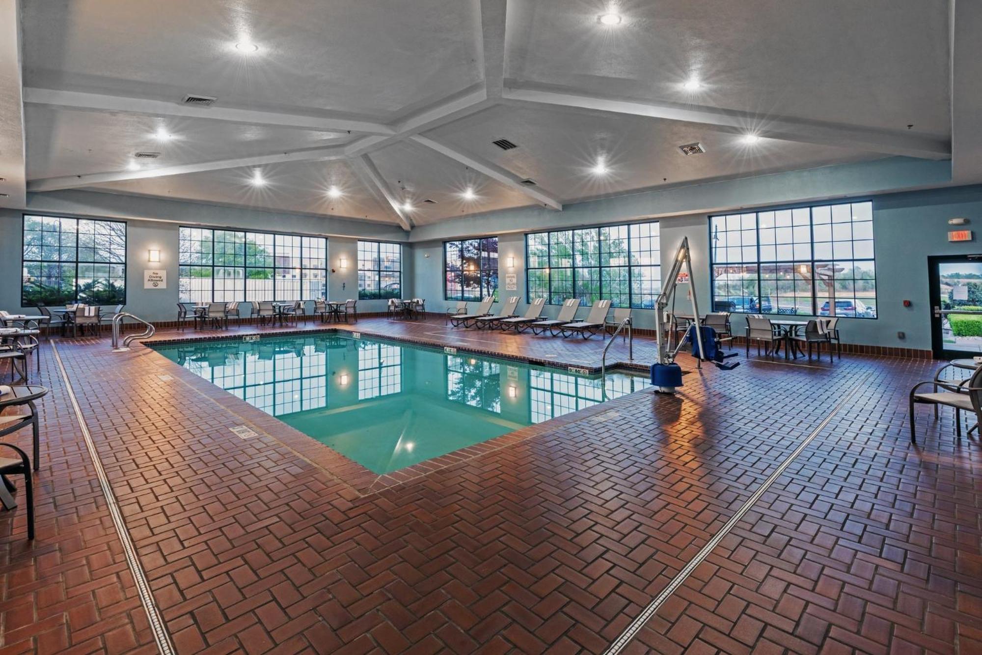 Hotel Express & Tulsa S Hwy 51 By Ihg Broken Arrow