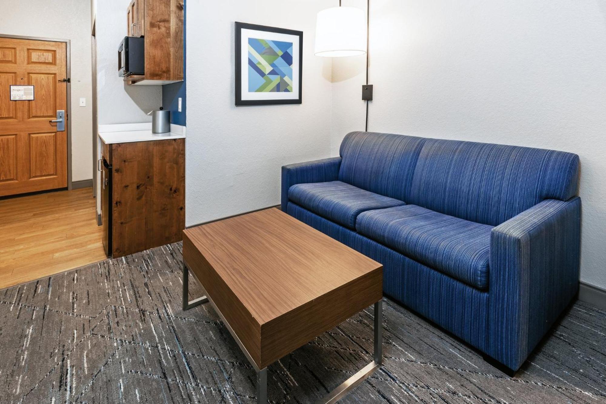 Express & Tulsa S Hwy 51 By Ihg Hotel 3*