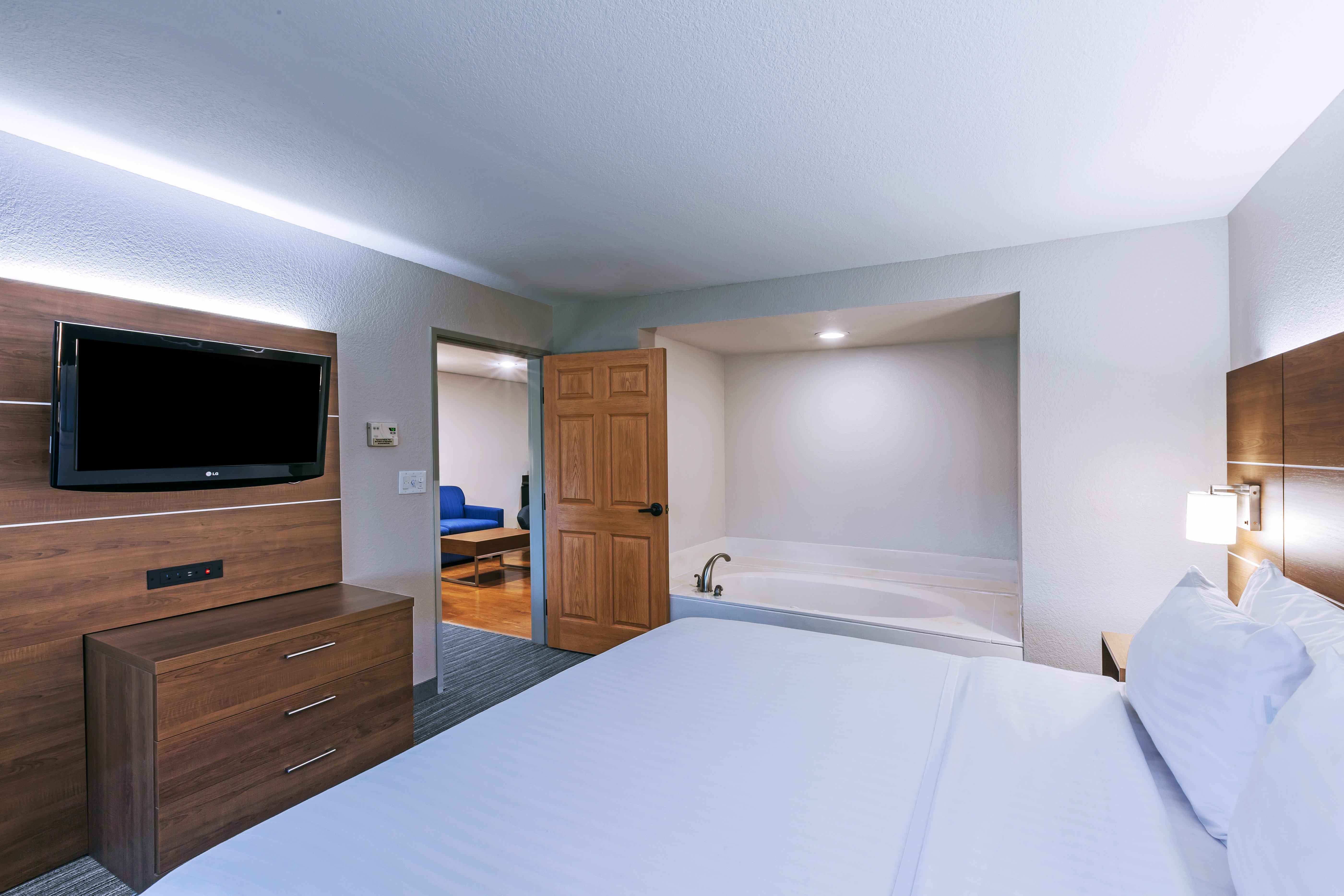 Express & Tulsa S Hwy 51 By Ihg Hotel 3*