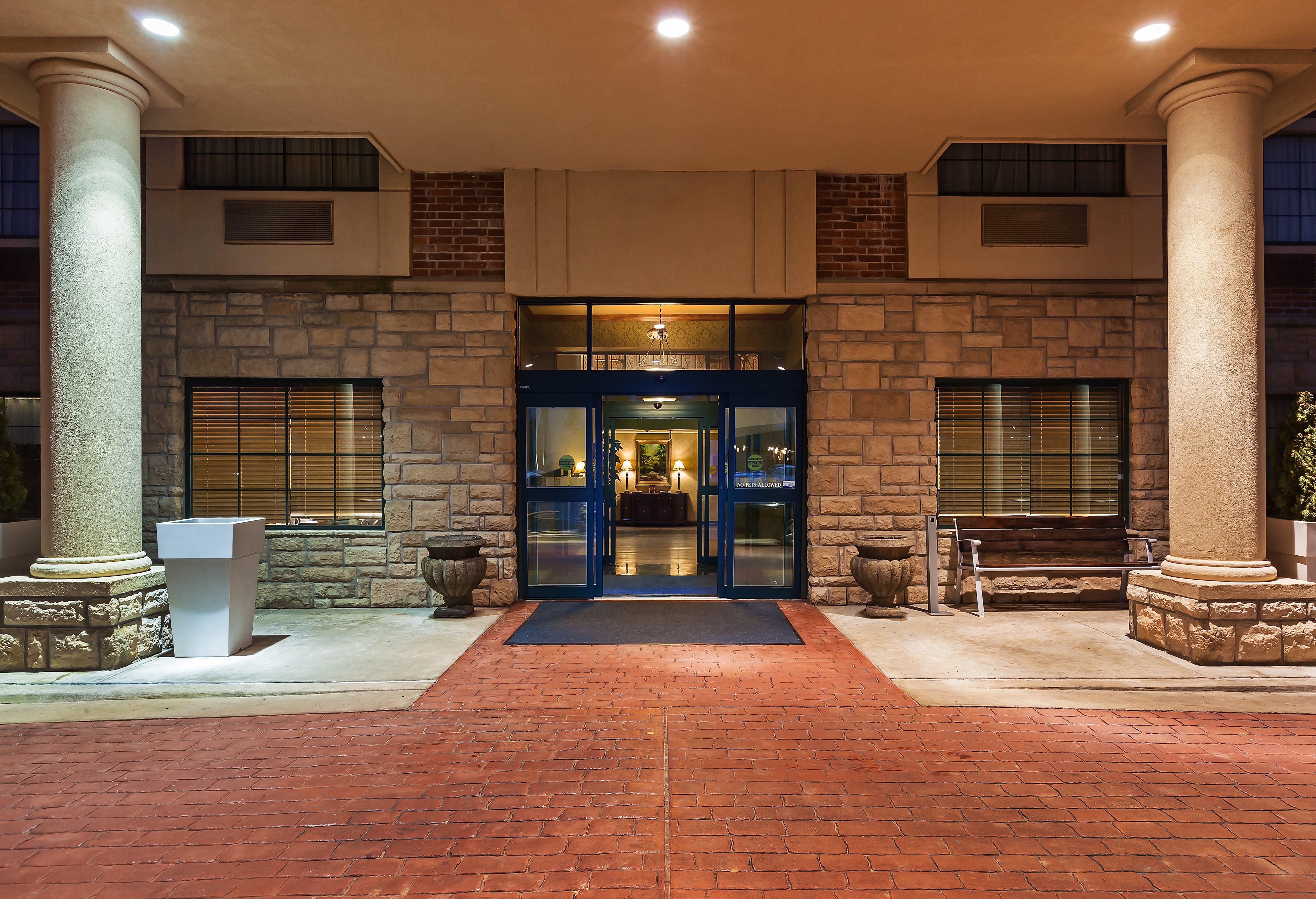 Express & Tulsa S Hwy 51 By Ihg Hotel 3*