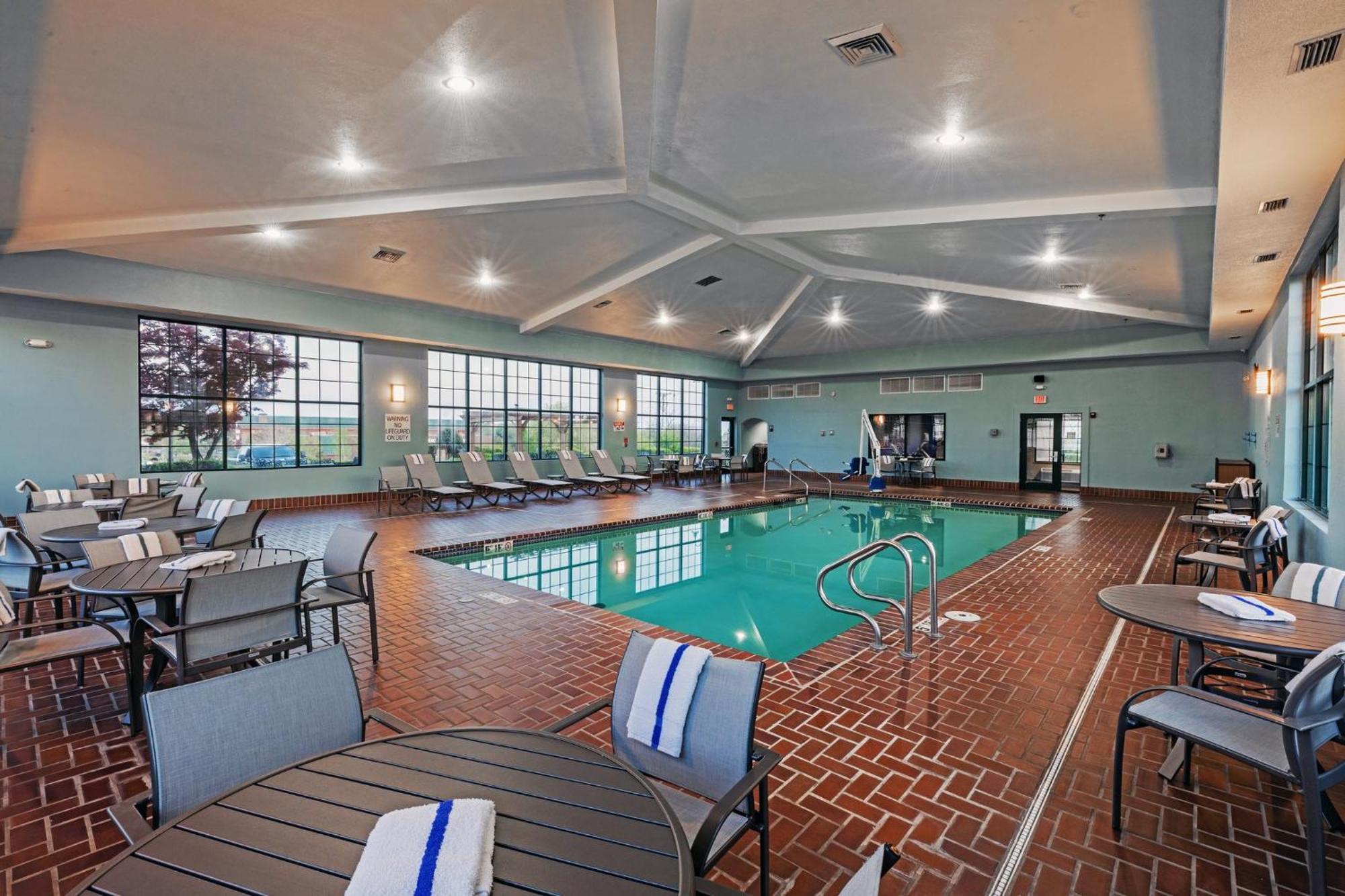 Express & Tulsa S Hwy 51 By Ihg 3*